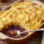 rodekoolschotel met gestampte aardappelen